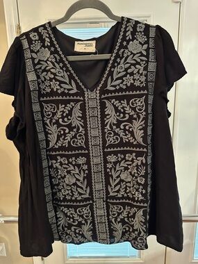 Size 2X Savanna Jane Black Embroidered V-Neck Tunic Top. Beautiful!!